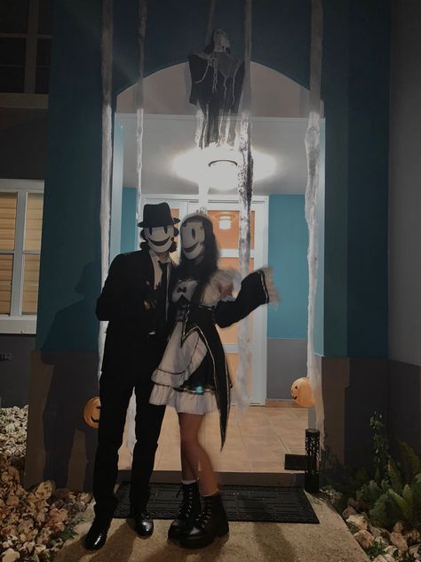 High Rise Invasion Halloween Costume, Duo Horror Halloween Costumes, Hallowing Costumes Duo, Dark Couple Costumes, Couples Ghostface Costume, Couple Ghostface Costume, High Rise Invasion Costume, Anime Cosplay Ideas For Couples, Emo Couple Costumes