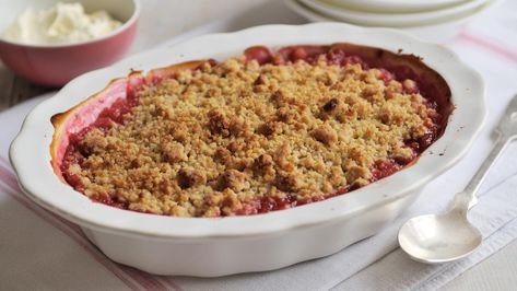 Healthy Crumble, Rhubarb And Apple Crumble, Rhubarb Crumble Recipes, Raspberry Rhubarb, Rhubarb Crisp, Rhubarb Crumble, Nigel Slater, Bbc Food, Crumble Recipe