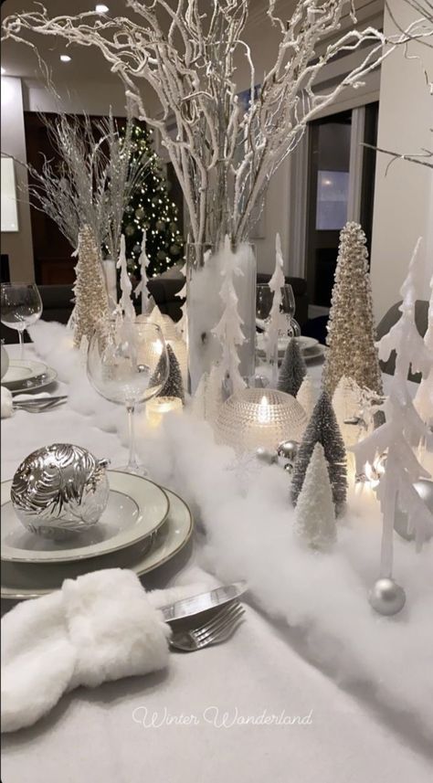 Winter Wonder Land Centerpieces, Winterwonderland Table Centerpiece, White Christmas Decorating Ideas Winter Wonderland Table Decorations, Elegant Winter Wonderland Decorations, Christmas Decor Ideas Silver And White, Fake Snow Table Decor, Winter Table Settings Dinner Parties, Faux Fur Table Runner Christmas, Boujee Christmas Party