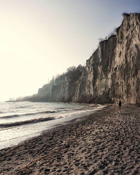 blogTO on Instagram: “Fall at The Bluffs 🍂 #Toronto #Scarborough #ScarboroughBluffs #TheBluffs #Fall #Autumn #fallTO - 📸 @donnachong21” Toronto Photoshoot, Scarborough Bluffs, Autumn Ideas, Mac Miller, Fall Autumn, Places To Go, Toronto, Things To Do, Instagram Profile