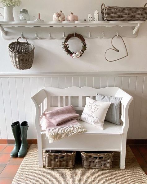 Inviting Hallways, Bungalow Hallway Ideas, Shabby Chic Hallway, Shabby Chic Cottage Farmhouse, British Homes, Modern Country Style, Estilo Shabby Chic, Hallway Designs, Country Cottage Decor