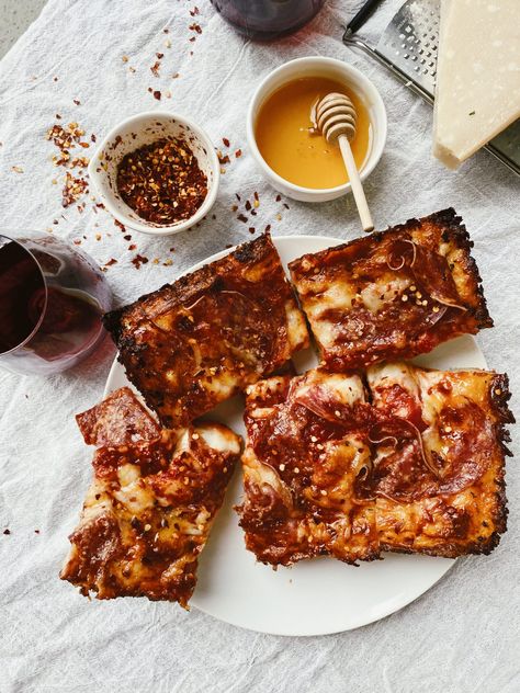 This Detroit-Style pizza is topped with salami before being baked to perfection and then generously drizzled with honey and red pepper flakes! Pizza With Honey, Detroit Style Pizza Recipe, Honey Pizza, Italian Salami, Salami Pizza, Salami And Cheese, Decadent Food, Crispy Cheese, Appetizer Bites