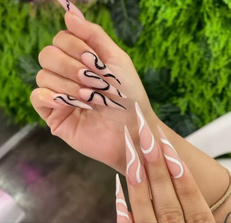 black and white squiggle nails Stilleto Nails Designs, Ideas Uñas, Maquillage On Fleek, Black Nail Art, Edgy Nails, Grunge Nails, Exotic Nails, Black Nail Designs, Black Nail