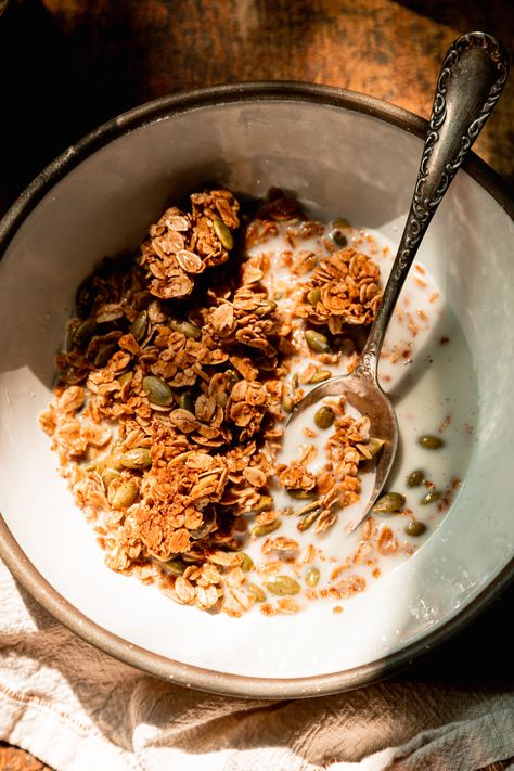 Toasty Maple Cinnamon Pumpkin Seed Granola Vegan Yogurt Parfait, Breakfast Tailgate, Maple Granola Recipe, Pumpkin Seed Granola, Breakfast Smoothie Ideas, Breakfast Ideas Savory, Savory Vegan Breakfast, Vegan Brunch Ideas, Quick Vegan Breakfast