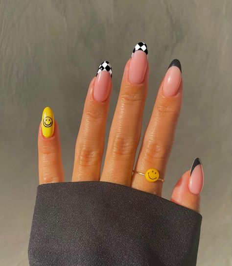 Smile Nails Design, Smile Nail Art, Summer Nails Pastel, Smile Nails, Nails Simple Summer, Summer Nails Simple, Simple Summer Nails, Checkered Board, Summer Nails 2023