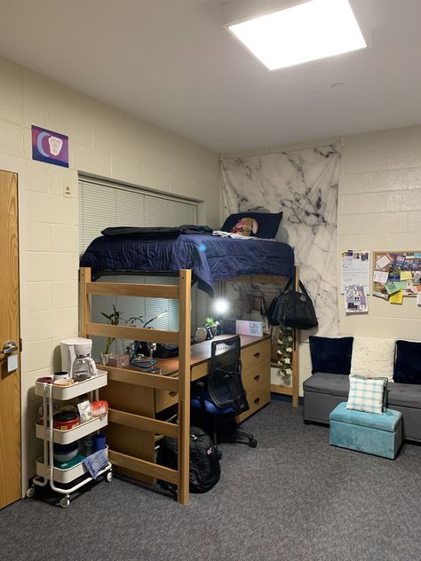 Dorm Room With Desk Under Bed, Dorm Loft Bed Ideas, Dorm Room Ideas With Lofted Bed, Male Dorm Room Ideas Colleges, Male Dorm Room, Beedrom Ideas, Male Dorm Room Ideas, Desk Under Bed, Dorms Ideas