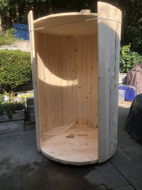 Sauna Wood Stove, Homemade Sauna, Sauna Build, Garden Construction, Building A Sauna, Stock Tank Pool Diy, Hot Tub Designs, Sauna Diy, Diy Hot Tub