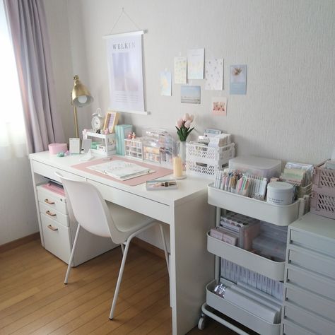 Coquette Bedroom Ideas For Small Rooms, Small Room Makeover, Bedroom Ideas For Small Rooms Cozy, Study Desk Decor, Cute Diy Room Decor, Desk Inspo, Desk Inspiration, Office Room Decor, Room Redesign