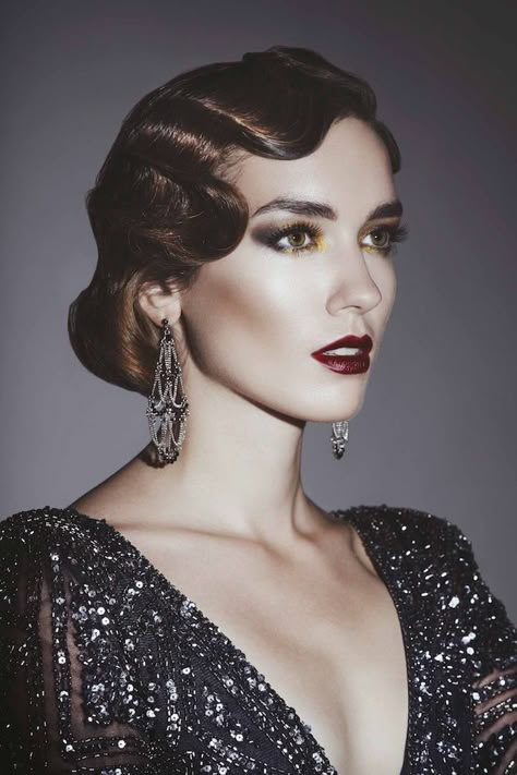 elegante retro frisur aus den 20en jahren great gatsby frau in offiziellem glänzenden kleid mit langen silbrigen ohrringen und dunkelrotem lipenstift Gatsby Makeup, Halloween Costumes Fashion, Great Gatsby Hairstyles, Gatsby Hair, Waves Haircut, Beauty Mistakes, 1920s Hair, Finger Wave, Vintage Wedding Hair