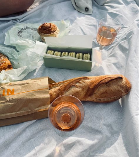 Parisian picnic #paris #parispicnic #picnic Paris Picnic, Parisian Picnic, Paris