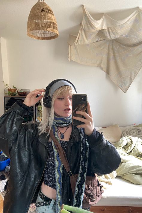 Marshall’s Headphones Aesthetic, Grunge Scarf Outfit, Winter Headbands Outfit, Winter Headband Outfit, Marshall Headphones Aesthetic, Scarf Outfit Aesthetic, Downtown Academia, Shannon Core, Corset Belt Outfit