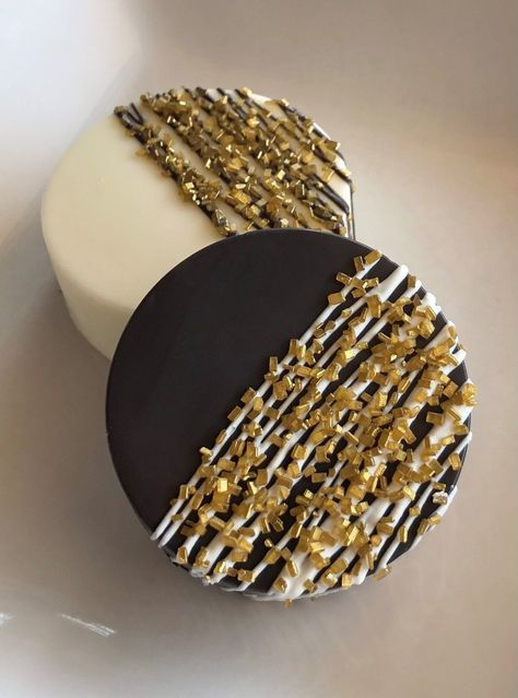 This listing is for 12 beautiful black and white chocolate covered Oreos topped with gold sprinkles. These are hand decorated, made to order, and are individually packaged! Schedule fills up quickly so place your order as soon as you are able to!  CUSTOM ORDERS:  Feel free to contact me and I can make a custom listing for you with your choice of cake flavor and top color to match your event/theme and send it directly to you for check out.  WARM WEATHER SHIPPING: Shipping costs automatically incl Black White Gold Cake Pops, Masquerade Food Appetizers, Black And Gold Oreos, Decorating Chocolate Covered Oreos, Halloween Oreos Chocolate Covered, Chocolate Oreos Covered, Black And Gold Desserts, Black And Gold Treats, Black And Gold Treat Table