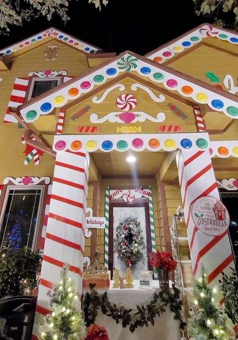 Texas Woman Decorates Home As A Gingerbread House For Christmas Christmas Candy Land, Christmas Arch, Gingerbread Diy, Gingerbread Christmas Decor, Gingerbread House Decorations, Gingerbread Decorations, Candy House, Christmas Float, Christmas Gingerbread House