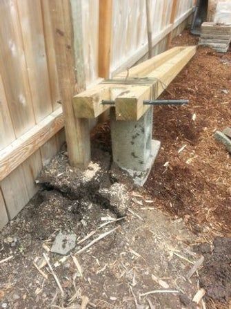 Gard Modern, Fence Post Repair, Wooden Fence Posts, Green Fence, Fence Doors, Fencing Ideas, Backyard Fence, Concrete Fence, Brick Fence