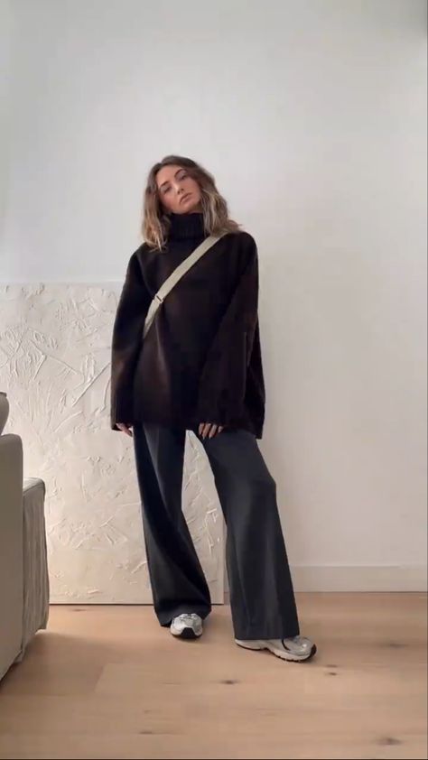 March Outfits Dressy, Fall Streetwear Outfits 2023, Neutral Tops Outfit, Winter Layering Outfits Street Style, Black Baggy Pants Outfit, Minimal Fashion Winter, Layering Outfits Street Style, Comfy Street Style, Casual Winter Fits