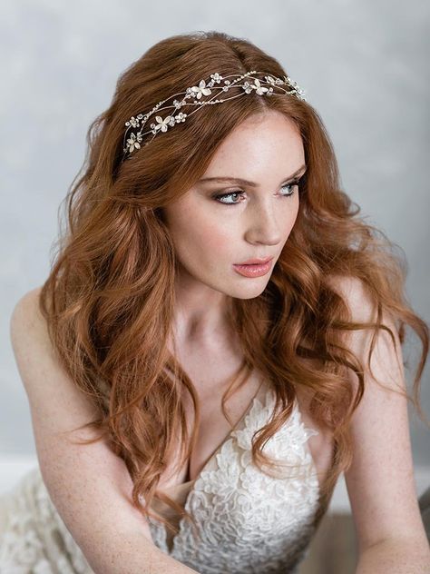 Wedding Hair Hairband, Carnival Hairstyle, Bridal Hair With Headband, Hairband Ideas, Volume Straight Hair, Hair With Headband, Carnival Hairstyles, Prom Ponytail Hairstyles, Hairband Wedding