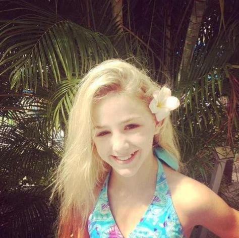 Chloe Lukasiak Dance Moms Chloe Lukasiak, Chloe And Paige, Dance Moms Chloe, Dance Moms Facts, Cat Graphic Design, Dance Moms Cast, Dance Moms Pictures, Dance Moms Funny, Dance Moms Dancers