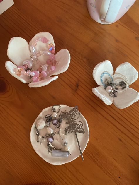 a lily pad, flower n a clover ~ Clay Jewelry Holder, Lily Pad Flower, Clay Jewellery Holder, Clay Stuff, Trinket Trays, Trinket Tray, Water Lily, Lovely Things, Ring Dish