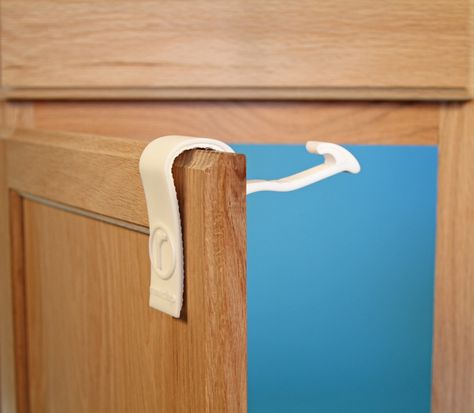 Baby-Proof Cabinets Easily Without Tools with Rimiclip!  #rimiclip #kids #safety #gofundme #sandiego #entrepreneur #childlock #mommy #daddy #parenting Diy Cabinet Locks, Baby Proof Storage, Baby Proofing Cabinets, Child Proofing Hacks, Baby Proofing Checklist, Baby Proof Drawers, Baby Proofing Door Knobs, Baby Cabinet, Baby Proof Cabinets