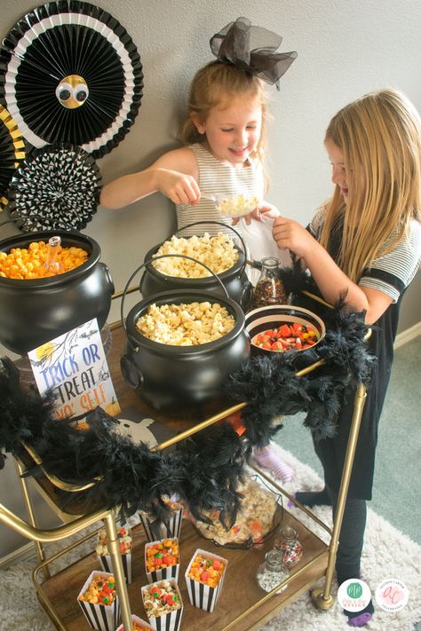 Kid's Halloween Party | Last Minute Halloween Movie Night | Halloween Play Date Halloween Popcorn Bar, Popcorn Hands, Movie Night Halloween, Halloween Movie Night Party, Halloween Party Activities, Halloween Popcorn, Halloween Movie Night, Halloween Party Decorations, Last Minute Halloween