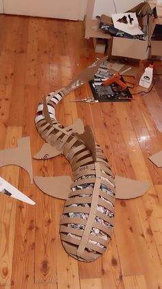 Cute Home Decor Crafts, Random Projects To Do, Best Cardboard Crafts, Cosplay With Cardboard, How To Make A Shark Out Of Cardboard, Wall Whale Shark Cardboard, Old Paper Crafts, Stuff Made Out Of Cardboard, Cardboard Arts And Crafts