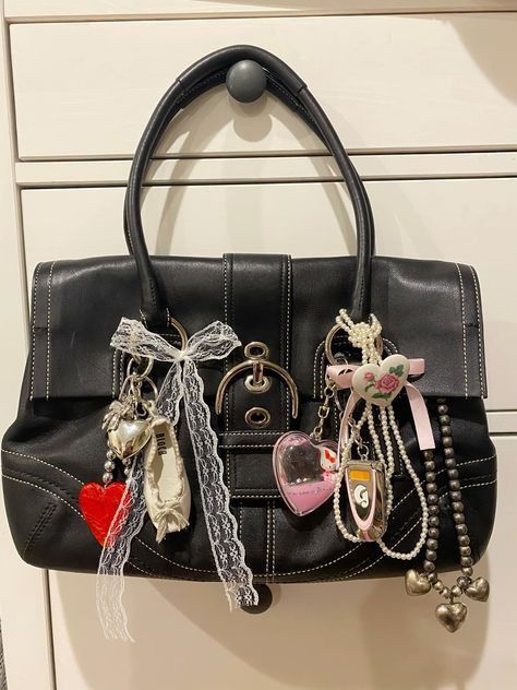 Blackpink Keychain, Bag Charms Aesthetic, Charms Aesthetic, Plushies Kawaii, Jane Birkin Style, Purse Aesthetic, Aesthetic Blackpink, Inside My Bag, Aesthetic Bags