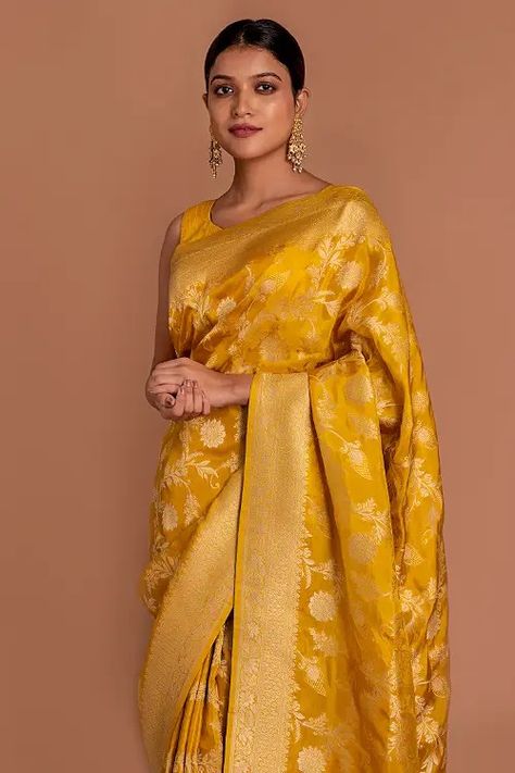 Traditional Yellow Saree, Banarasi Saree Look For Wedding, Mehendi Saree, Saree Yellow, Fashionable Saree, Pakistani Traditional, Golden Saree, Bengali Bride, Fashionable Saree Blouse Designs