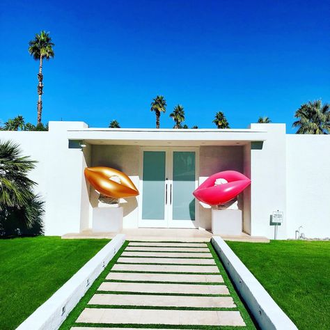 Palm Springs Driving tour: What to expect - Modern Tours Palm Springs Leonardo Dicaprio House, Palm Springs House, Palm Springs Style, Famous Architecture, Copper Roof, Celebrity Homes, Iconic Buildings, Other Space, Business Building