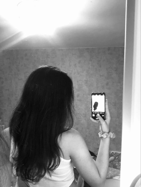 #mirrorselfie #mirror #wavyhair #scrunchie #b&w Black Hair Mirror Selfie, Mirror Photo Aesthetic, Black And White Mirror Selfie, Taylor Swift Black And White, Headers Ideas, Taylor Swift Black, Hair Mirror, Black Wavy Hair, Short Hair Black