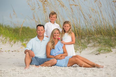 Family Beach Portraits by Jason Scott Photography - Family Pictures on Siesta Key Beach, Longboat Key, Englewood Beach, Venice Beach, or Anna Maria Island Family Beach Pictures Poses, Family Beach Pictures Outfits, Beach Photoshoot Family, Beach Picture Outfits, Beach Photography Family, Family Beach Portraits, Family Photoshoot Poses, Summer Family Photos, Family Portrait Poses