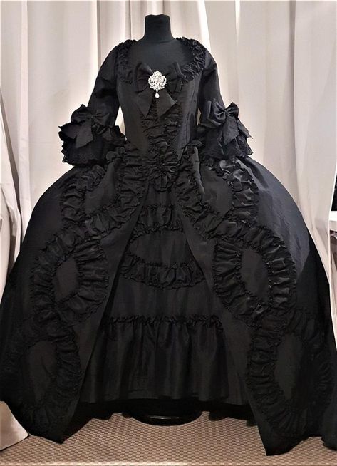 Royal Queen Dress, Vampire Wedding Dress, Black Victorian Dress, Vampire Vibes, Vampire Wedding, Gothic Gowns, Rococo Dress, 1940s Shoes, Gothic Images