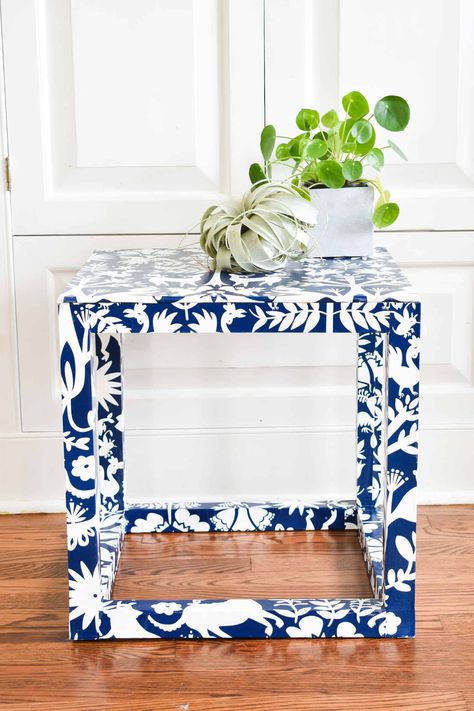 Leftover Wallpaper, Rustic Furniture Decor, Wallpaper Crafts, Diy Side Table, Diy End Tables, Interior Design Website, Wallpaper Furniture, Diy Wallpaper, Simple Table