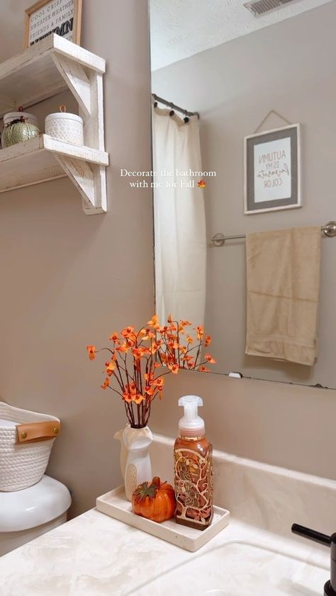 Cute Apartment Storage Ideas, Fall Decor Ideas Bathroom, Halloween Home Decor Bathroom, Fall Home Decor Bathroom, Cozy Fall Decor Bathroom, Bathroom Fall Ideas, Fall Aesthetic Apartment, Fall Decorations For Apartment, His And Hers Bathroom Decor Ideas