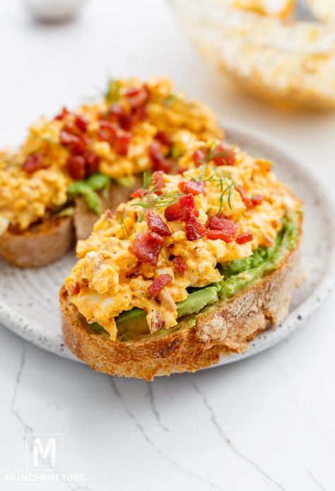 Spicy Egg Salad, Avocado Toast With Egg, Toast With Egg, Simple Avocado Toast, Beef Sandwich Recipes, Spicy Eggs, Avocado Toast Egg, Avocado Toast Recipe, Avocado Breakfast