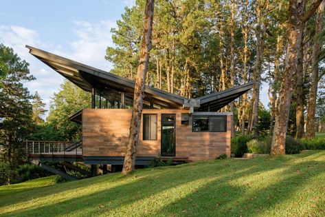 Butterfly Roof, Tropical Architecture, Guatemala City, Roof Architecture, Roof Design, Wooden House, Mid Century Modern House, Residential Architecture, Architectural Elements