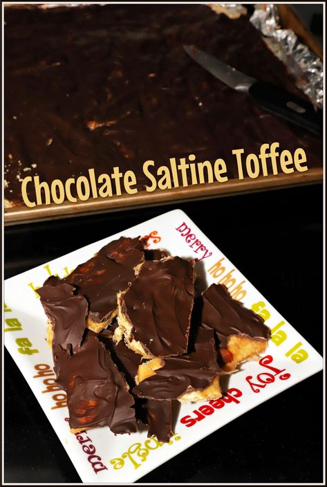 Chocolate Saltine Toffee is the perfect sweet and salty holiday treat to make for gift giving this Christmas season! Saltine Toffee, Pretzel Toffee, Ginger Molasses Cookies, Hot Chocolate Cookies, Clam Chowder, Chowder Recipes, Sweet And Salty, Bars Recipes, Amazing Food