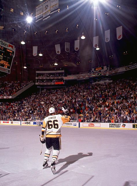 Mario Lemieux, Sporting Legends, Nhl Pittsburgh Penguins, Hockey Pictures, Playing For Keeps, The Penguins, Penguins Hockey, Nhl Players, Sports Pictures