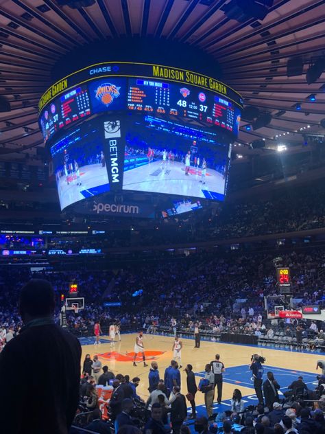 Basketball Court Astethic, Basketball Game Aesthetic, Basketball Court Night Aesthetic, Nba Stadium, New York Basketball Court, Basketball Game Aesthetic Nba, New York Knicks Aesthetic, Basketball Store, Nba Arenas