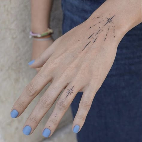 Tatuaje Studio Ghibli, Sparkle Tattoo, Tattoo Plant, Hand And Finger Tattoos, Handpoke Tattoo, Star Tattoo, Hand Poked Tattoo, Discreet Tattoos, Dainty Tattoos