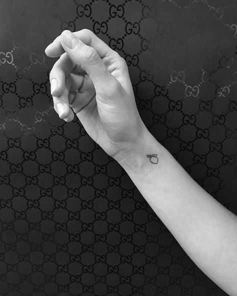 Fine line lemon tattoo on the wrist. Beyonce Tattoo, Lemon Tattoo, Peach Tattoo, Italian Tattoos, Small Tattoos Simple, Traditional Tattoo Flash, Nature Tattoos, Word Tattoos, Simplistic Tattoos