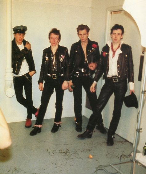 the clash 1970s Punk, Combat Rock, The Future Is Unwritten, Paul Simonon, Mick Jones, 70s Punk, Joe Strummer, Punk Scene, Punk Rock Bands