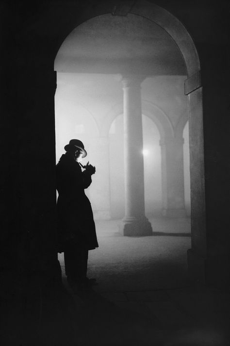 23 December 1935: Temple. | 26 Haunting Photos Of The London Fog Film Noir Photography, Fog Photography, Haunting Photos, London Photos, London Fog, Black White Photos, Chiaroscuro, Bw Photo, 8x10 Photo