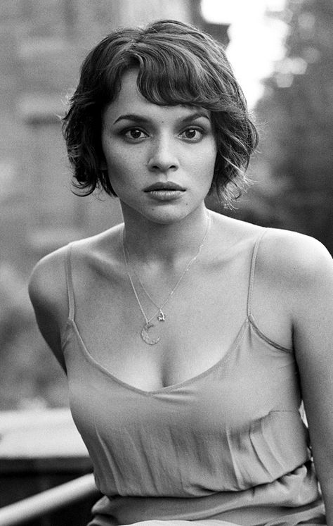 Wavy short hair. Norah Jones! Beautiful hair, beautiful voice! Love her. Nora Jones, Melody Gardot, Jamie Cullum, Corinne Bailey Rae, Diana Krall, Norah Jones, Jazz Artists, Cool Jazz, Musica Rock