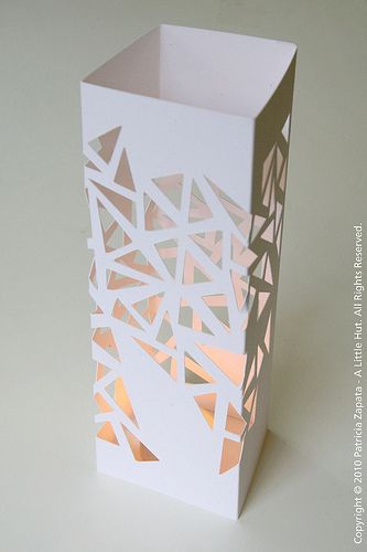 Cool DIY - paper hurricane lamp cover Paper Lanterns Diy, Diy Lampe, Paper Vase, Lamp Cover, Diy Lamp, Paper Cover, Final Touch, Paper Sculpture, Paper Lanterns