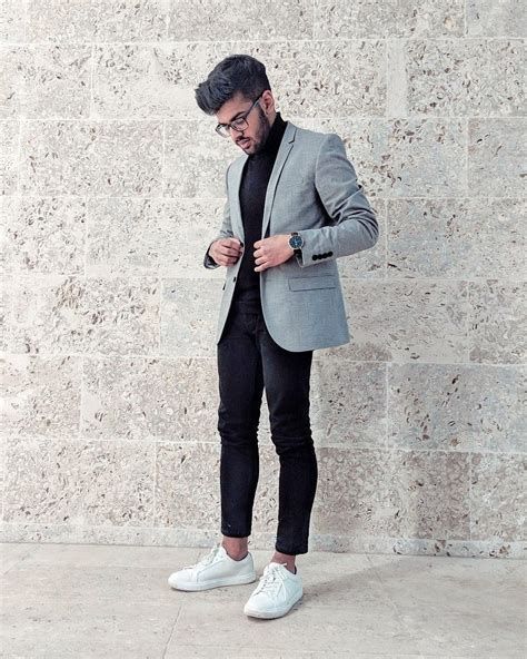 Blazer Gris Outfit Hombre, Turtle Neck With Blazer Men, Turtle Neck Blazer Outfit Men, Black Jeans And Blazer Outfit, Blazer With Turtleneck Mens, Outfit Saco Gris, Light Grey Blazer Outfit Men, Black Turtle Neck Outfit Women, Blazer Outfit With Jeans