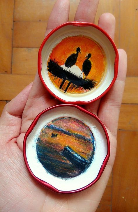 hand painted landscapes in bottle caps Cap Painting, Kreativne Ideje, Painted Landscapes, Bottle Cap Magnets, Glass Bottle Diy, Painted Bottle, Jar Art, Craft Christmas, Bottle Cap Crafts