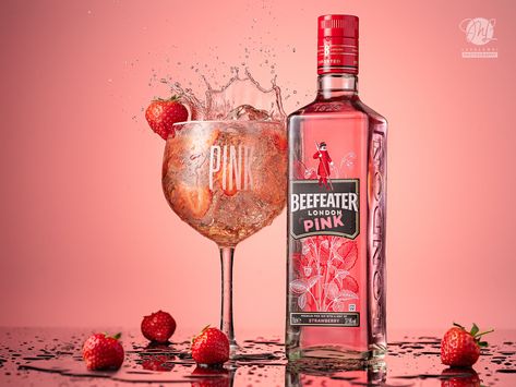 Beefeater Pink splash! by Mika Levälampi Bebida Gin, Gin Rosa, Steven Noble, Beefeater London, Tonic Drink, Pink Gin, Pink Bottle, Drink Photo, Drink Photography