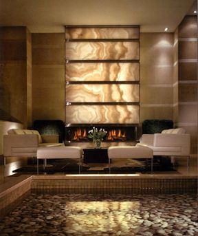 Linear fire places with modern designs, Back lighting, linear patterns, oversized stone, sleek finish, minimal lines. Backlit Fireplace, Onyx Interior Design, Stone Foyer, Onyx Fireplace, Interior Design Journal, Onyx Wall, Onyx Bar, Luxury Fireplace, Wall Fireplace