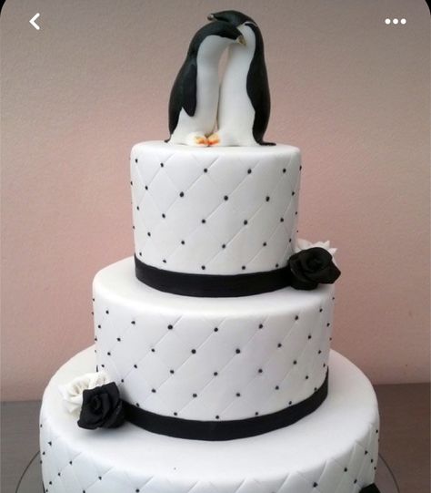 Penguin Wedding Cake Toppers, Wedding Penguin, Enchanted Forest Wedding Dress, Penguin Wedding Cake, Jing Y Jang, Penguin Cake Toppers, Wedding Food Display, Penguin Wedding, Penguin Cake