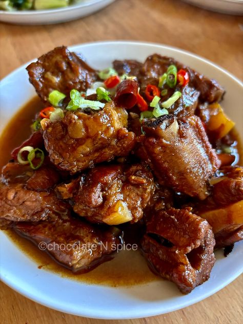 Braised Pork Ribs In Spicy Tauchu Sauce (Fermented Beans) Pork Ribs Sauce Recipe, Chinese Braised Pork Ribs, Braised Pork Ribs Recipe, Korean Pork Ribs, Quick Asian Recipes, Cantonese Recipes, Fermented Beans, Chinese Bread, Cooking Pork Ribs